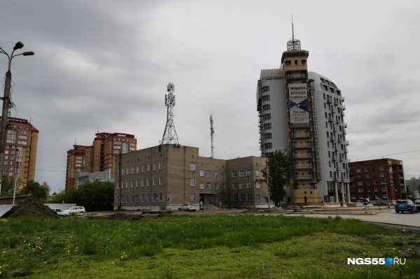 Над проектом бизнес-центра работала команда под руководством известного омского архитектора Александра Бегуна Над проектом бизнес-центра работала команда под руководством известного омского архитектора Александра Бегуна