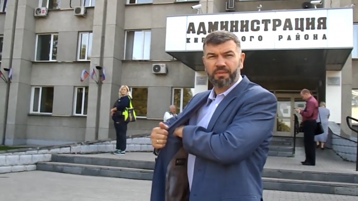 Человека, похожего на главу администрации Кировского района Андрея Гончарова, блогеры застали выходящим из машины у крыльца здания Человека, похожего на главу администрации Кировского района Андрея Гончарова, блогеры застали выходящим из машины у крыльца здания
