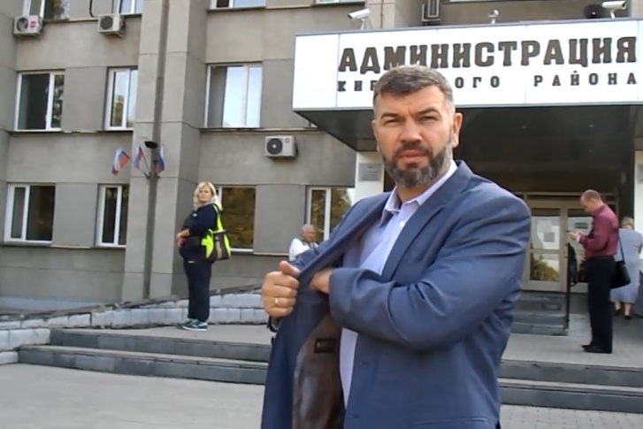 Человека, похожего на главу администрации Кировского района Андрея Гончарова, блогеры застали выходящим из машины у крыльца здания<br> Человека, похожего на главу администрации Кировского района Андрея Гончарова, блогеры застали выходящим из машины у крыльца здания<br>
