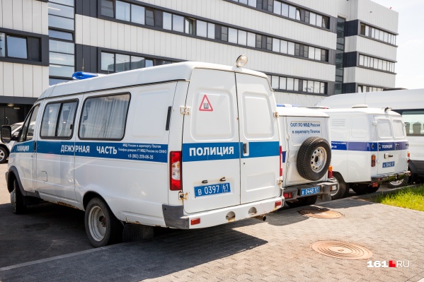 Полицейским пришлось снять хулиганов с рейса Полицейским пришлось снять хулиганов с рейса