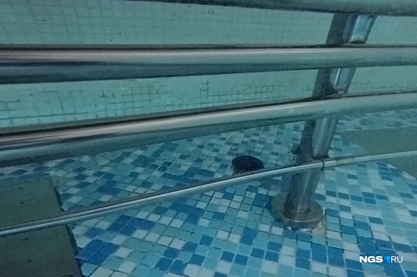 Так лавочка выглядела под водой Так лавочка выглядела под водой