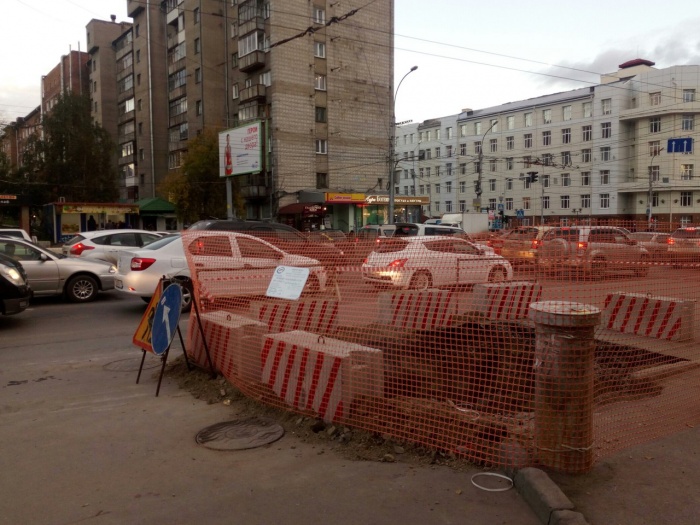 Дорога сузилась из-за ремонта теплотрассы Дорога сузилась из-за ремонта теплотрассы