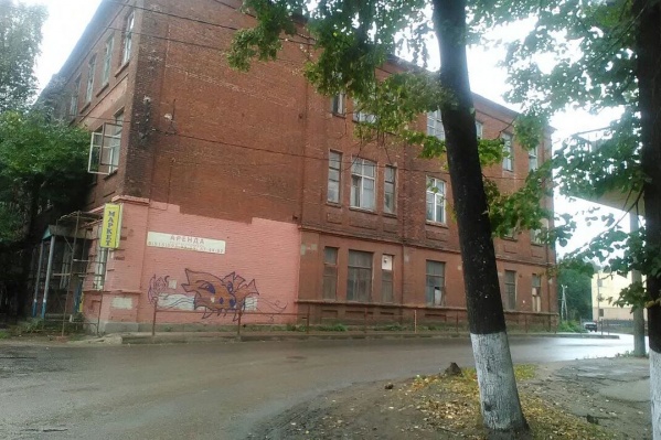 Бывшее здание училища переживает не лучшие времена Бывшее здание училища переживает не лучшие времена