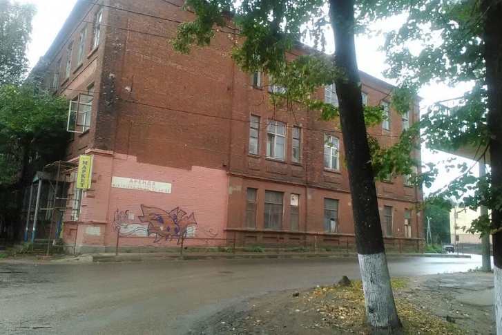 Бывшее здание училища переживает не лучшие времена Бывшее здание училища переживает не лучшие времена