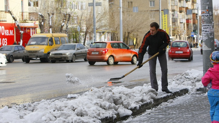 Уборку челябинских тротуаров от снега и мусора переложили на предпринимателей