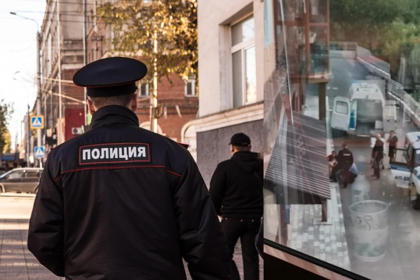 Полиция всё время приезжает к дому на Танковой, 6, но сделать с шумной семьёй ничего не получается Полиция всё время приезжает к дому на Танковой, 6, но сделать с шумной семьёй ничего не получается