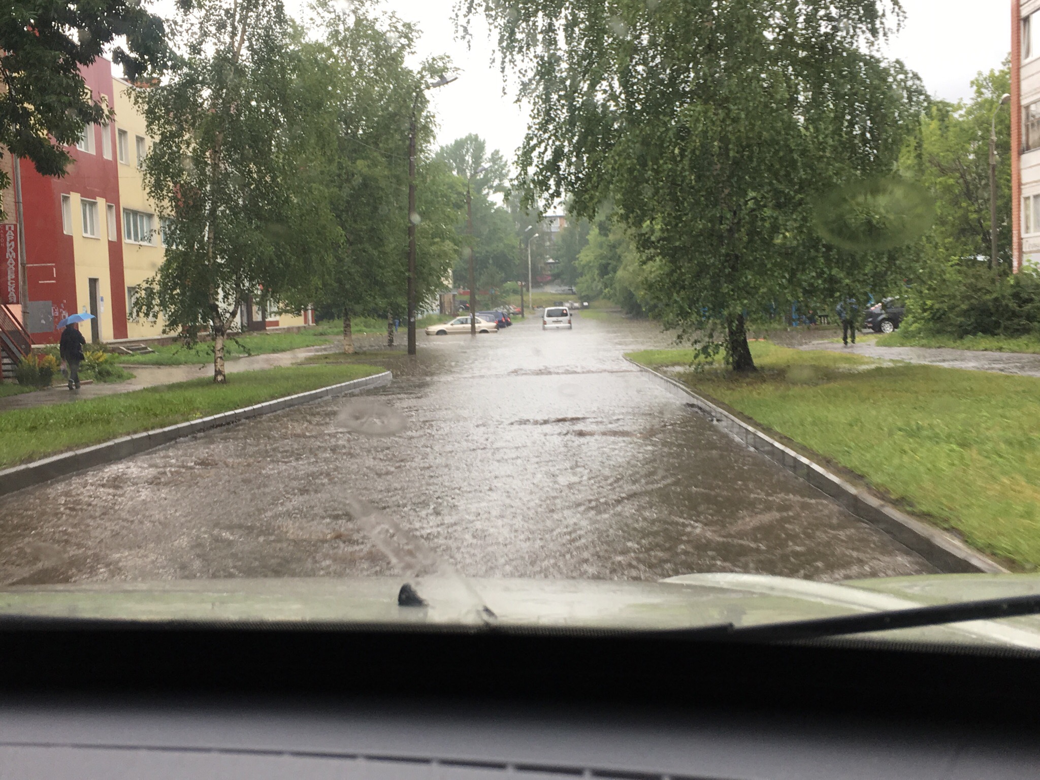 Улицу Рыкачёва затопило так, что на ней глохнут машины Улицу Рыкачёва затопило так, что на ней глохнут машины