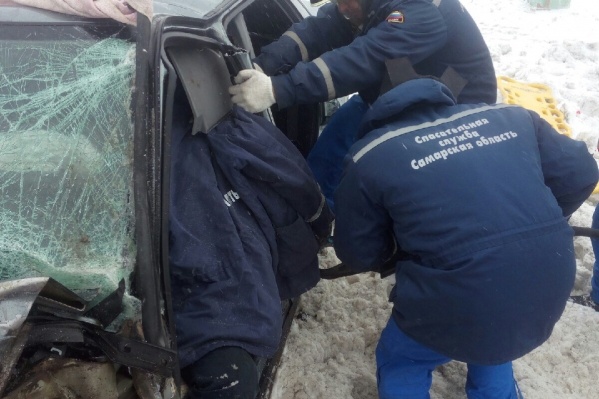 Спасателям пришлось использовать специнструмент, чтобы достать водителя из кабины Спасателям пришлось использовать специнструмент, чтобы достать водителя из кабины