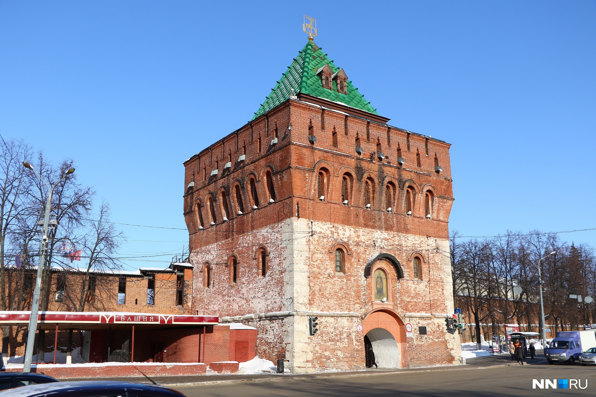 Нижний новгород воскресная. Нижний Новгород Дмитриевская башня. Нижегородский Кремль. Нижний Кремль Нижний Новгород. Кремль Нижний Новгород Дмитриевская башня.