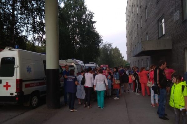 На место происшествия приехали пожарные На место происшествия приехали пожарные