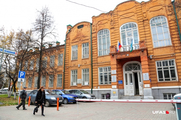 В здании авиационного техникума на углу улиц Ленина и Революционной располагался исполком Коминтерна В здании авиационного техникума на углу улиц Ленина и Революционной располагался исполком Коминтерна