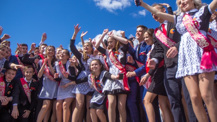 Танцуют все: в Уфе выпускники 11-х классов отпраздновали окончание школы