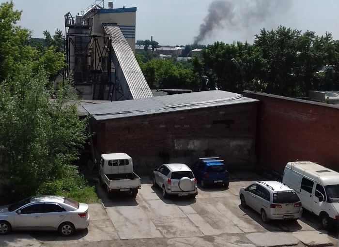 Пожарные продолжают тушить торговый город «Левобережный» Пожарные продолжают тушить торговый город «Левобережный»