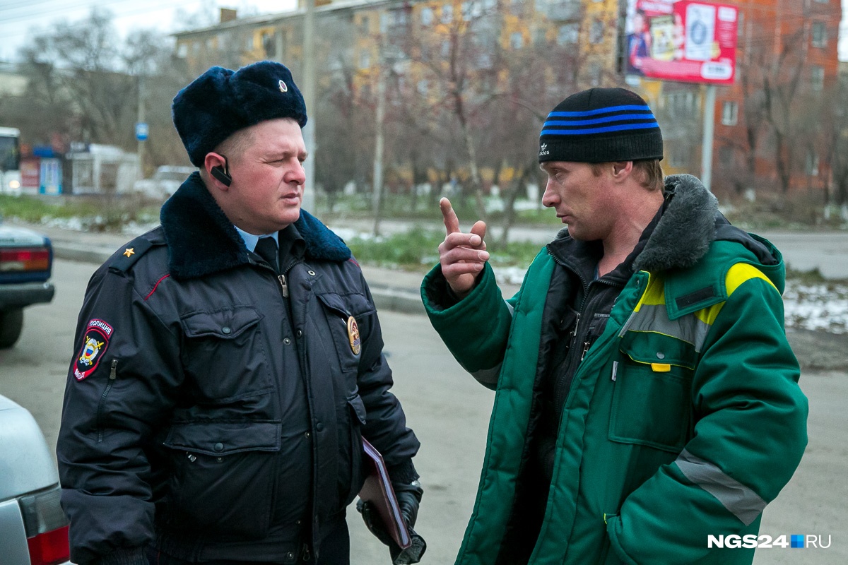 Прохожие с красными лицами напрашиваются на прием к участковому Прохожие с красными лицами напрашиваются на прием к участковому
