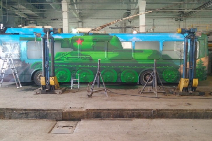 Троллейбус-танк будет готов уже сегодня, а через несколько дней его можно будет увидеть на городских улицах