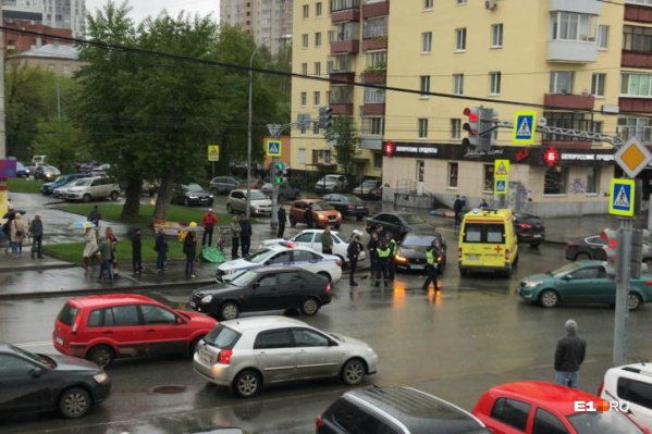 Пешехода увезли на реанимационном автомобиле Пешехода увезли на реанимационном автомобиле