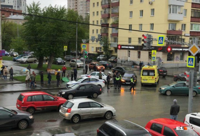 Пешехода увезли на реанимационном автомобиле Пешехода увезли на реанимационном автомобиле