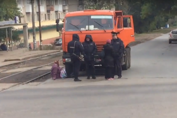 Женщина сидела на асфальте в ожидании скорой Женщина сидела на асфальте в ожидании скорой