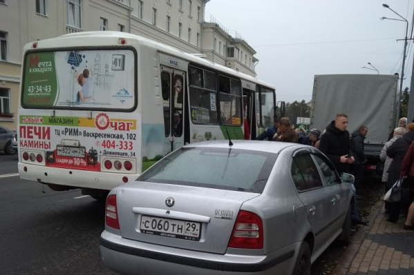 Автобус остановился рядом с театром драмы Автобус остановился рядом с театром драмы