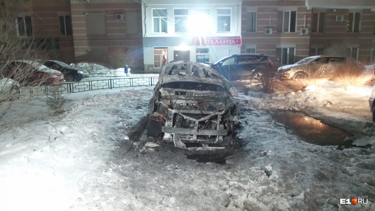 Были слышны четыре взрыва»: на Юго-Западе ночью сгорела Toyota | 17.02.2019  | Екатеринбург - БезФормата