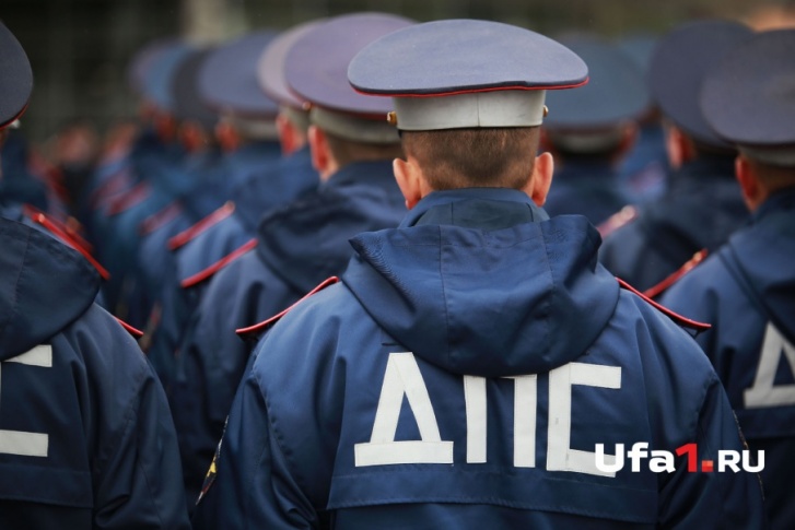 Инспекторы останавливали водителей и вручали им памятки Инспекторы останавливали водителей и вручали им памятки