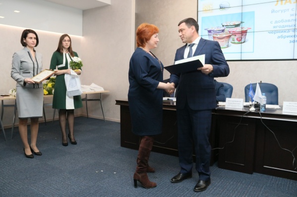 Самой высокой награды удостоены двухслойные йогурты с черникой-ежевикой, персиком-абрикосом и клубникой-земляникой Самой высокой награды удостоены двухслойные йогурты с черникой-ежевикой, персиком-абрикосом и клубникой-земляникой