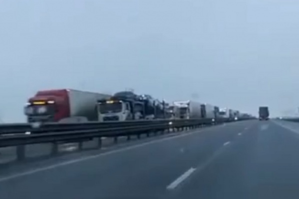 На въезде в Шахты образовалась колонна из легковушек и фур На въезде в Шахты образовалась колонна из легковушек и фур