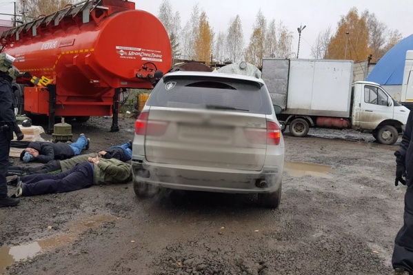 Подозреваемых задержали на заправке, которой они, предположительно, владеют Подозреваемых задержали на заправке, которой они, предположительно, владеют