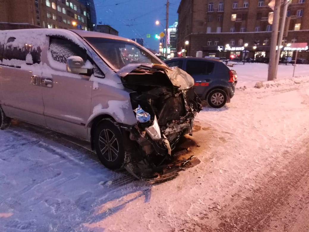 Пассажирку Renault увезли на скорой после ДТП на Красном проспекте |  21.11.2018 | Новосибирск - БезФормата