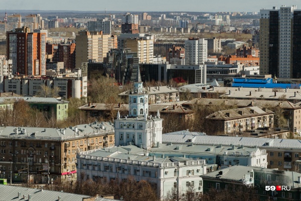 Несмотря на то что в центре всё под рукой, пермяки предпочитают здесь лишь работать, а покупают жильё на окраинах или в спальных районах Несмотря на то что в центре всё под рукой, пермяки предпочитают здесь лишь работать, а покупают жильё на окраинах или в спальных районах