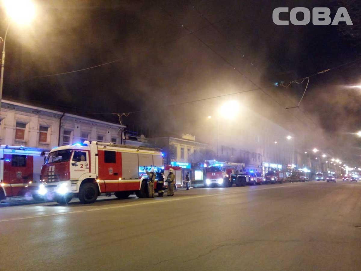 Вся улица была в дыму: на Малышева ночью стянули 20 пожарных машин