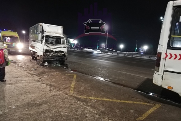 Авария произошла вечером на Октябрьском мосту Авария произошла вечером на Октябрьском мосту