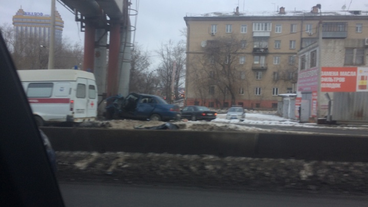 Водитель «десятки» погиб в центре Челябинска, врезавшись в опору теплотрассы