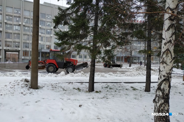 Мэр прошелся по улицам города и оценил работу снегоуборочной техники Мэр прошелся по улицам города и оценил работу снегоуборочной техники