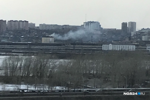 Столб дыма, тянущийся над домами, заметили очевидцы Столб дыма, тянущийся над домами, заметили очевидцы