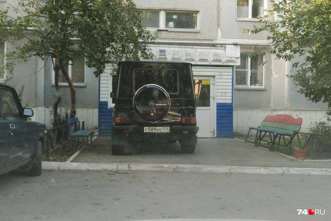 Хотя нет: вот «Гелик» в подъездном кармане Хотя нет: вот «Гелик» в подъездном кармане
