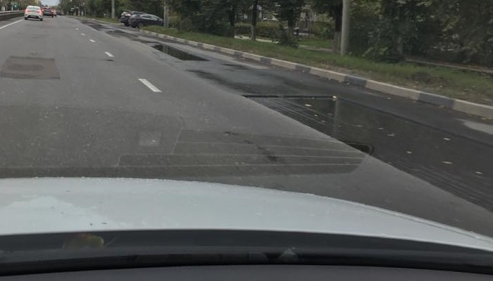 «Ещё порция асфальта в лужи»: нижегородец снял, как «ремонтируют» дорогу