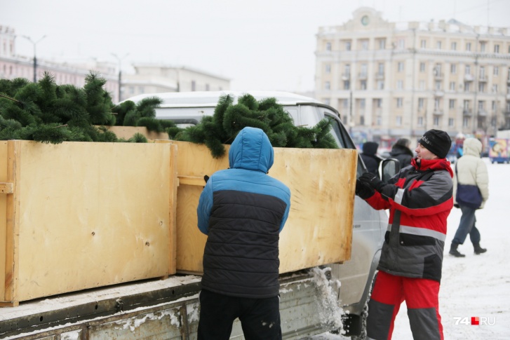 В Челябинске каждый год собирают 20-метровую ёлку