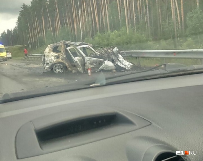 После столкновения с грузовиком у водителя и пассажирки Renault Duster не было шансов выжить После столкновения с грузовиком у водителя и пассажирки Renault Duster не было шансов выжить