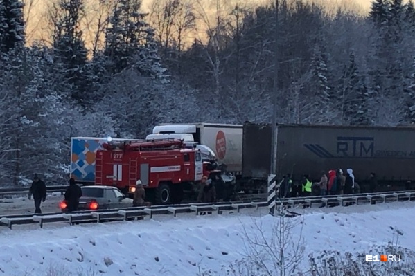 В аварии погиб мужчина, ещё восемь человек пострадали В аварии погиб мужчина, ещё восемь человек пострадали