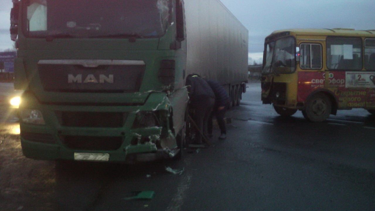 Пассажирский автобус столкнулся с фурой в Нижегородской области. Есть пострадавшие