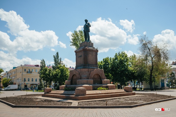 Сейчас на постаменте, где некогда стоял памятник Александру II, стоит статуя Ленина Сейчас на постаменте, где некогда стоял памятник Александру II, стоит статуя Ленина