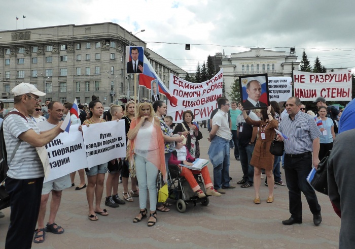 Утром 25 июля жильцы дома по ул. Татьяны Снежиной, 19/2 вышли на митинг в Первомайском сквере Утром 25 июля жильцы дома по ул. Татьяны Снежиной, 19/2 вышли на митинг в Первомайском сквере