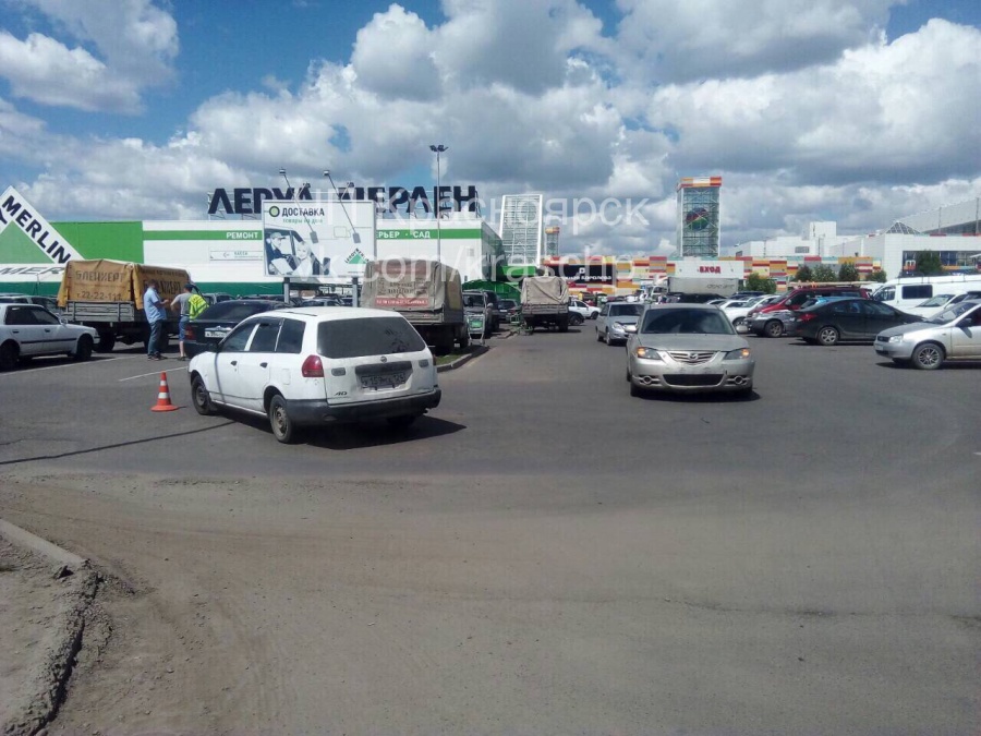 Планета парковка. Парковка Планета Красноярск. Парковка возле ТРЦ Планета. Планета парковка на крыше. Стоянка около ТЦ Первомайский.