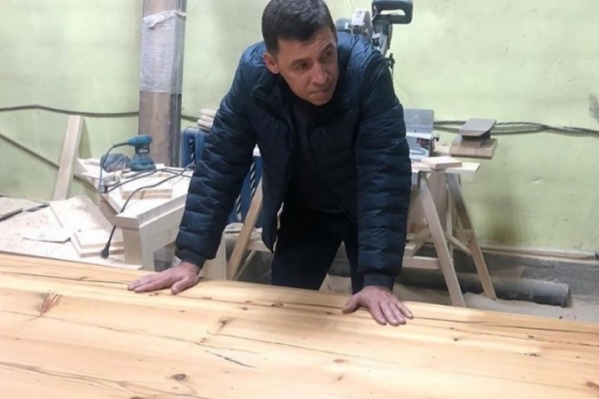 Точно такой же стол из столетних досок Евгений Куйвашев <a href="https://www.e1.ru/news/spool/news_id-66192619.html" target="_blank" class="_">отправил маме</a> Точно такой же стол из столетних досок Евгений Куйвашев <a href="https://www.e1.ru/news/spool/news_id-66192619.html" target="_blank" class="_">отправил маме</a>