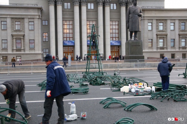 Традиционно на площади уже начали собирать большую елку Традиционно на площади уже начали собирать большую елку
