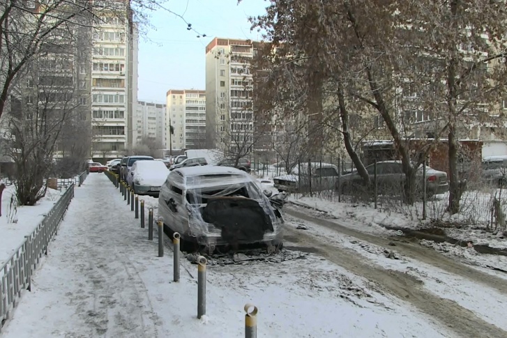Уралец поджег машину, которая стояла во дворе Уралец поджег машину, которая стояла во дворе