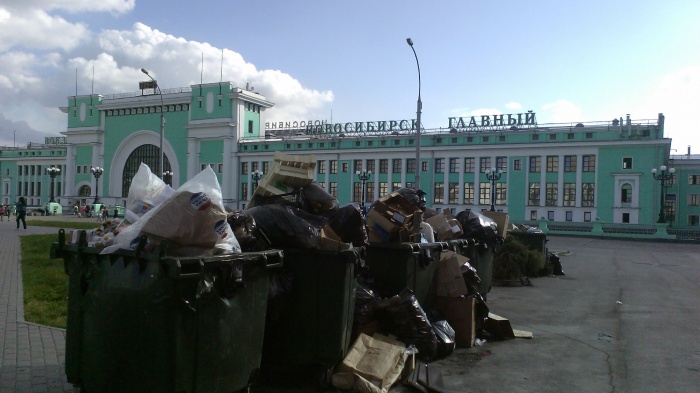 Мусорные контейнеры у вокзала «Новосибирск-Главный» Мусорные контейнеры у вокзала «Новосибирск-Главный»