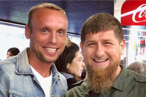 Рамзан Кадыров опубликовал в социальных сетях фотографию с Денисом Глушаковым Рамзан Кадыров опубликовал в социальных сетях фотографию с Денисом Глушаковым