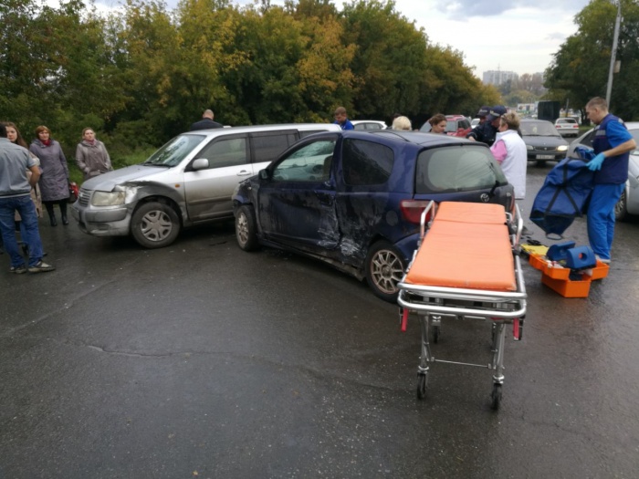 Toyota Vitz и Nissan Wingroad столкнулись на перекрёстке Столетова и дороги, ведущей от Объединения до Курчатова Toyota Vitz и Nissan Wingroad столкнулись на перекрёстке Столетова и дороги, ведущей от Объединения до Курчатова